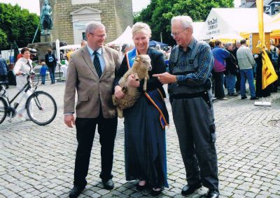 (v.l.) Hans Friedrichsen (Bauernverband), Lena Rolfs Lammkönigin 2011 und Horst Feddersen