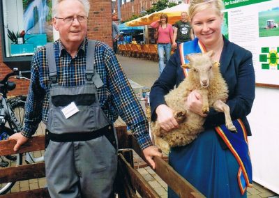 Züchter Horst Feddersen und Lammkönigin Lena Rolfs 2011